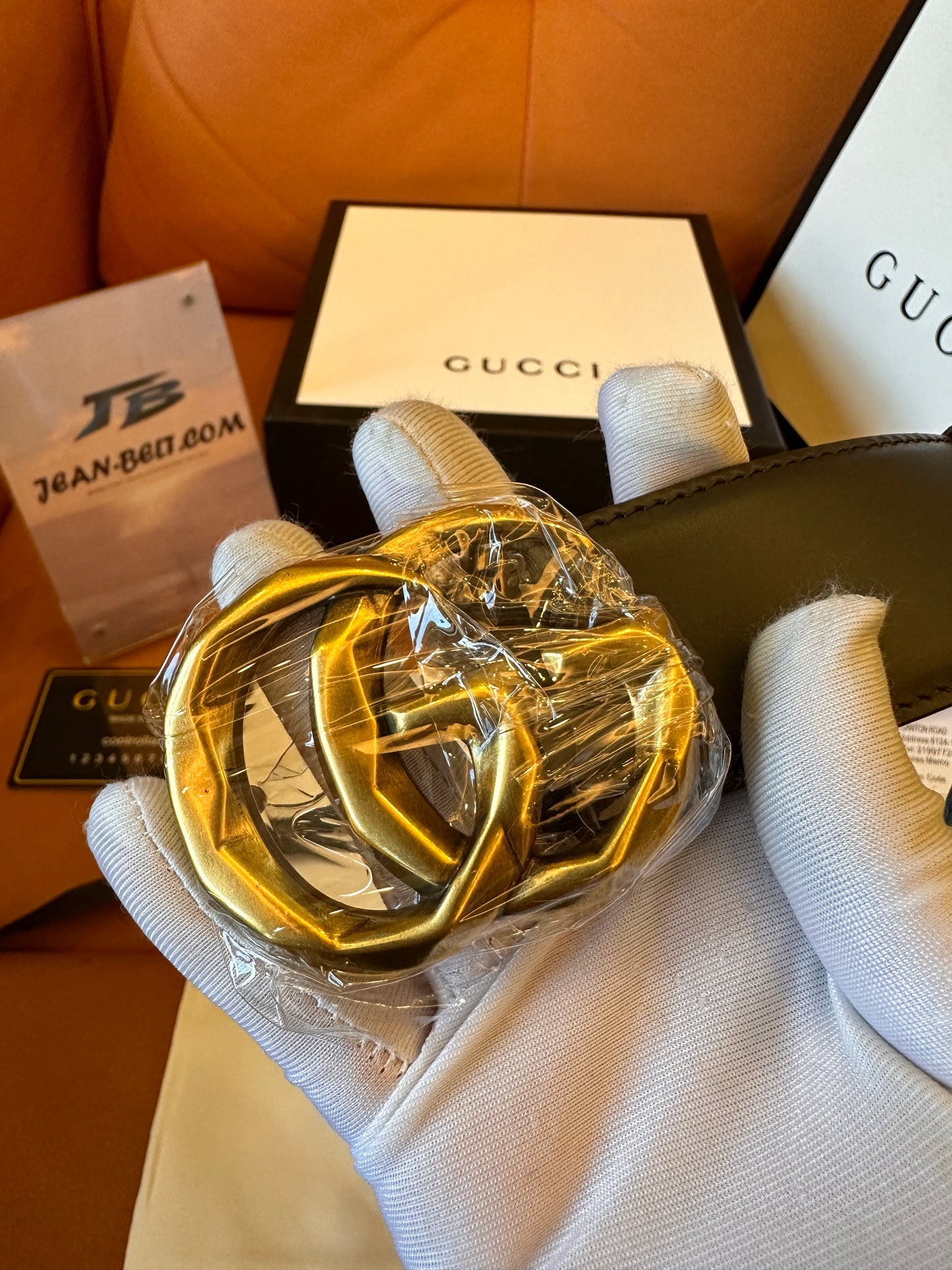 Cinturón de piel de becerro negra con placa del logotipo de Gucci