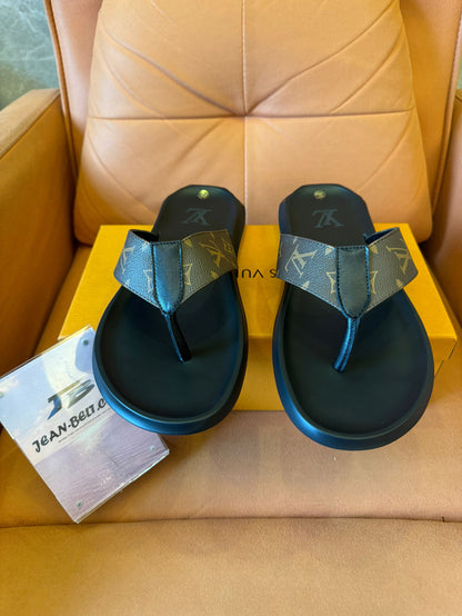 Chanclas Louis Vuitton con monograma en marrón