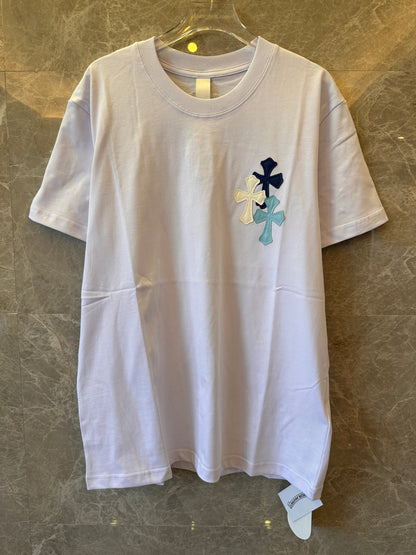 Camiseta blanca de corazones cromados