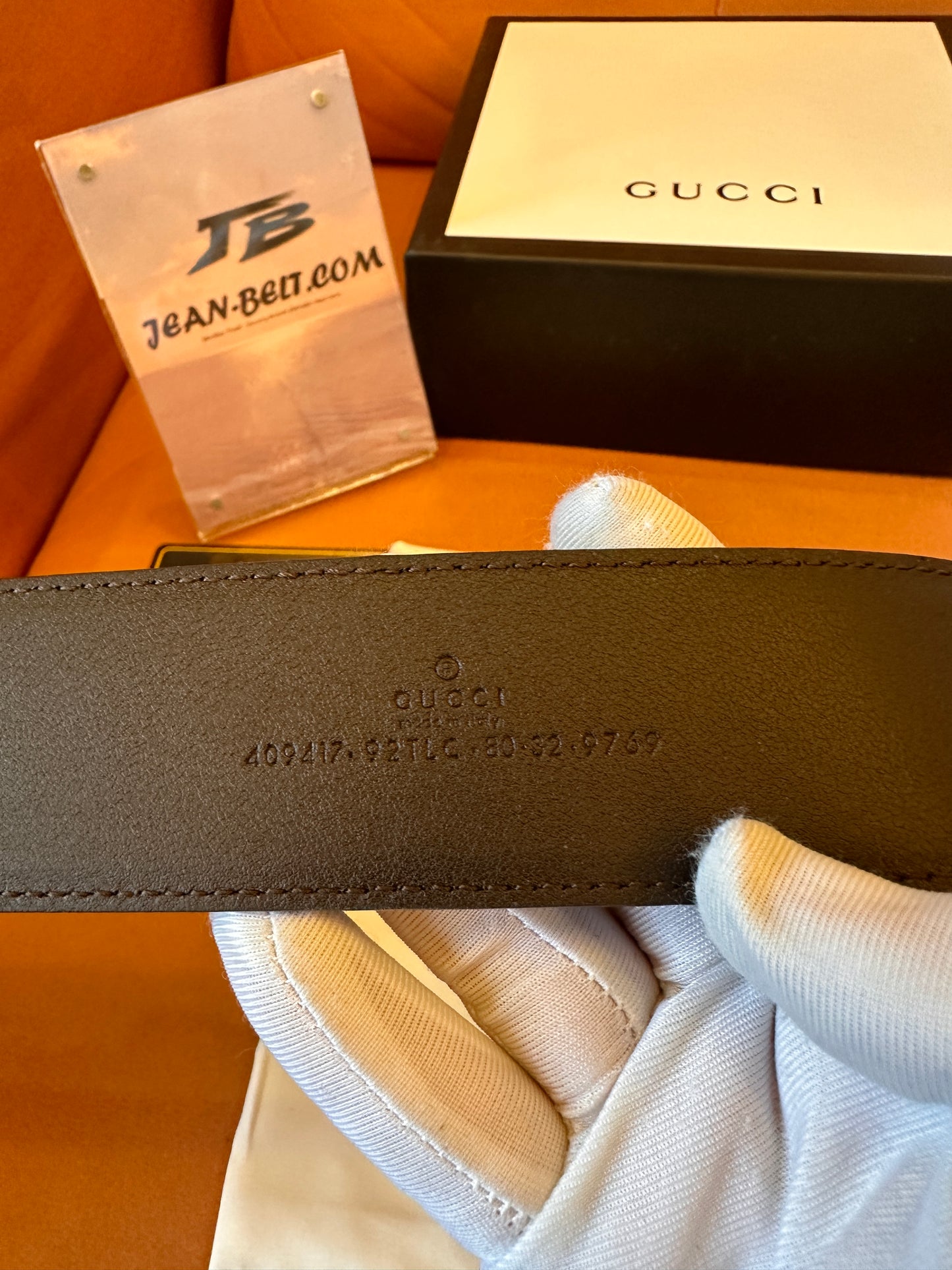 Cinturón de piel de becerro negra con placa del logotipo de Gucci