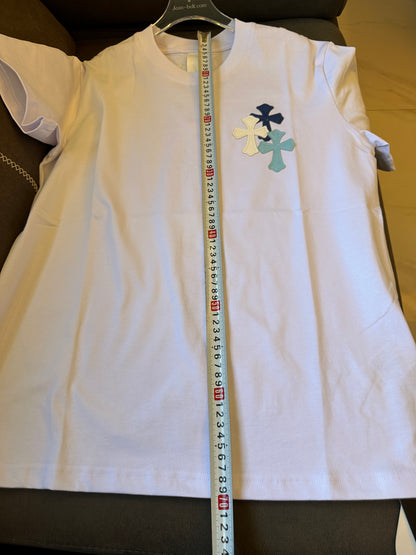 Camiseta blanca de corazones cromados