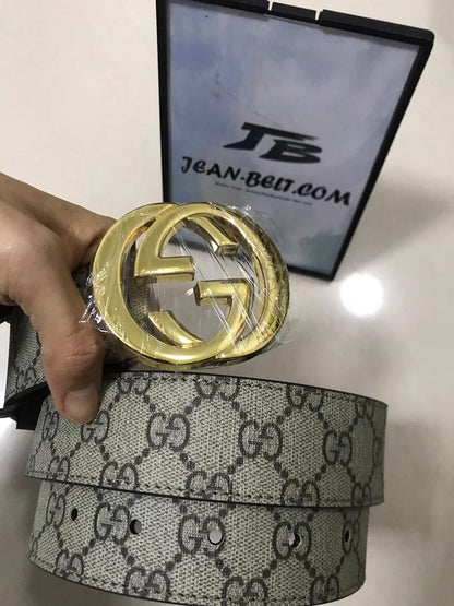 Cinturón Gucci GG Supreme con hebilla de doble G dorada
