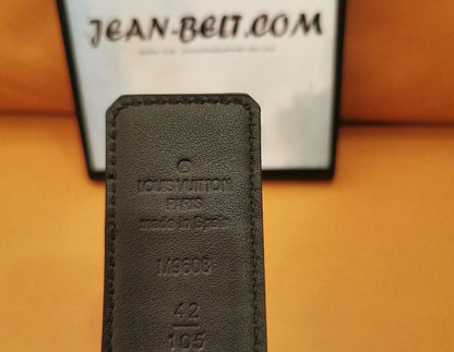 Cinto Louis Vuitton em couro com relevo de crocodilo e fivela dourada com iniciais LV