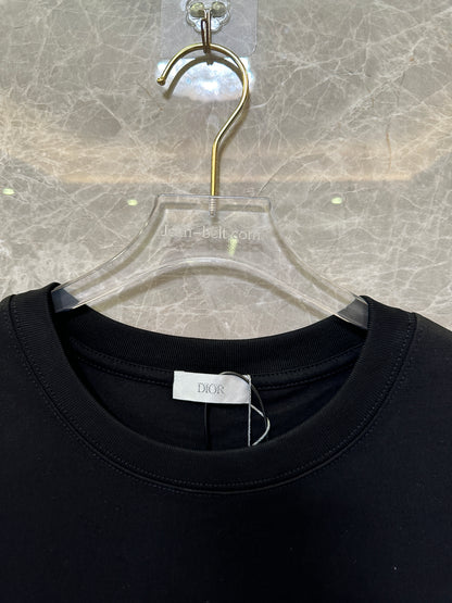 T-shirt Dior preta com logótipo bordado a vermelho