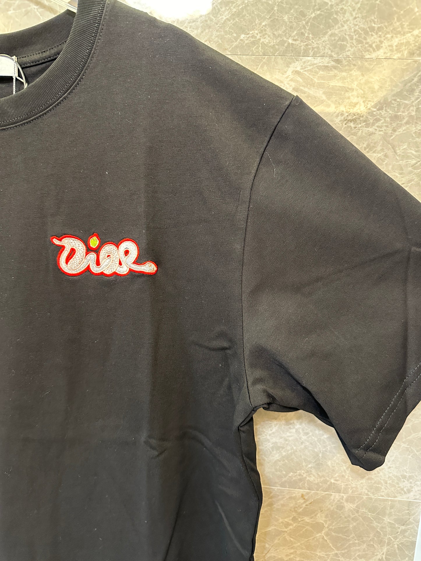 T-shirt Dior preta com logótipo bordado a vermelho