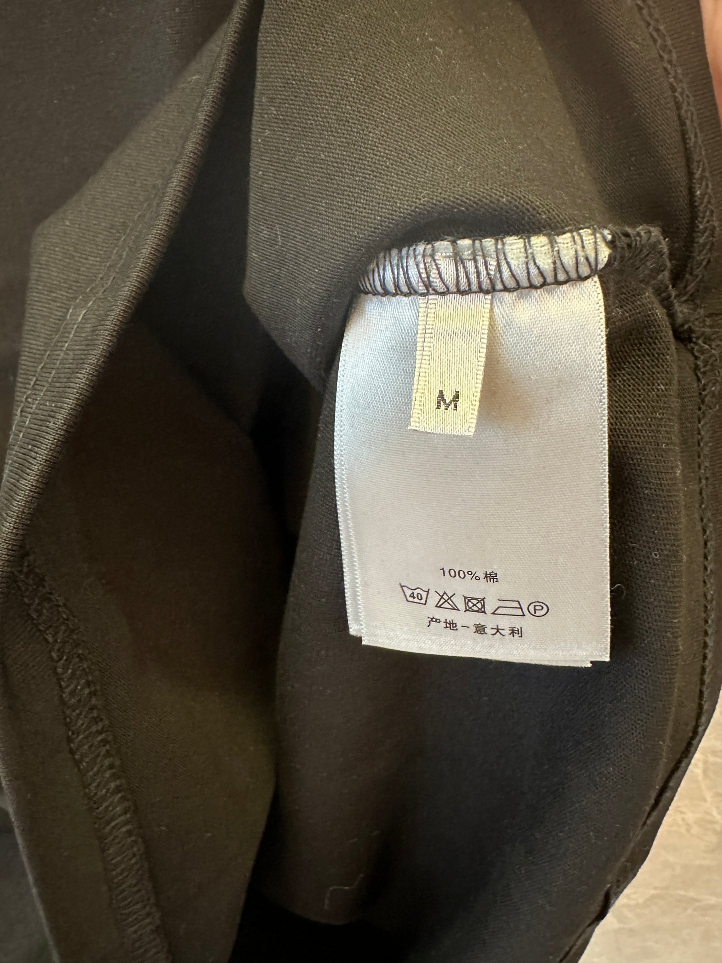 T-shirt Dior preta com logótipo bordado a vermelho
