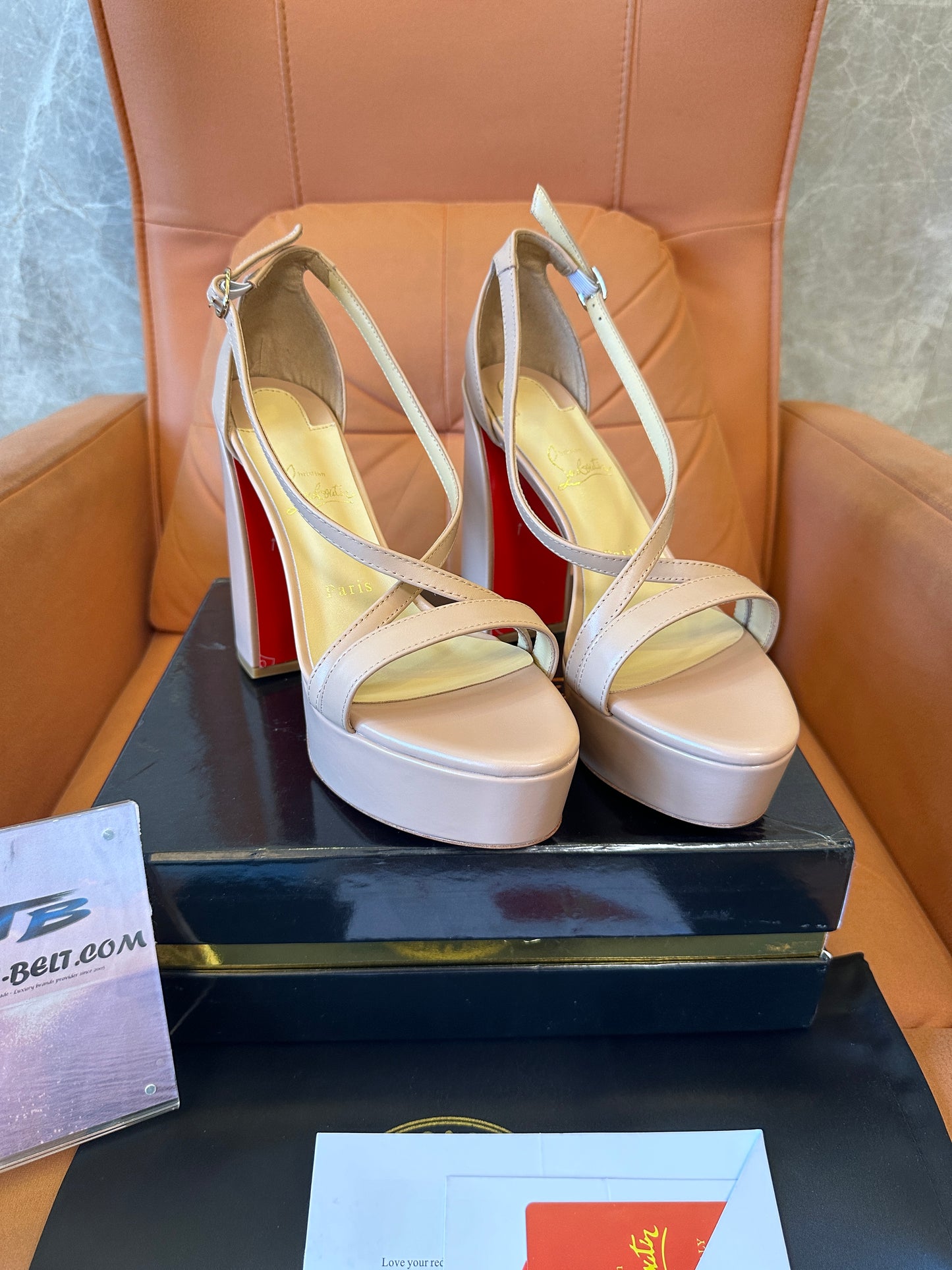 Sandálias Christian Louboutin Nude de Plataforma com Sola Vermelha