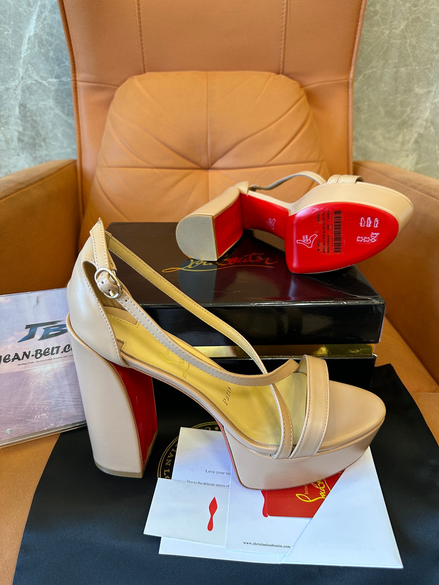Sandálias Christian Louboutin Nude de Plataforma com Sola Vermelha