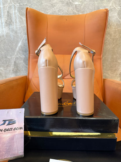 Sandálias Christian Louboutin Nude de Plataforma com Sola Vermelha