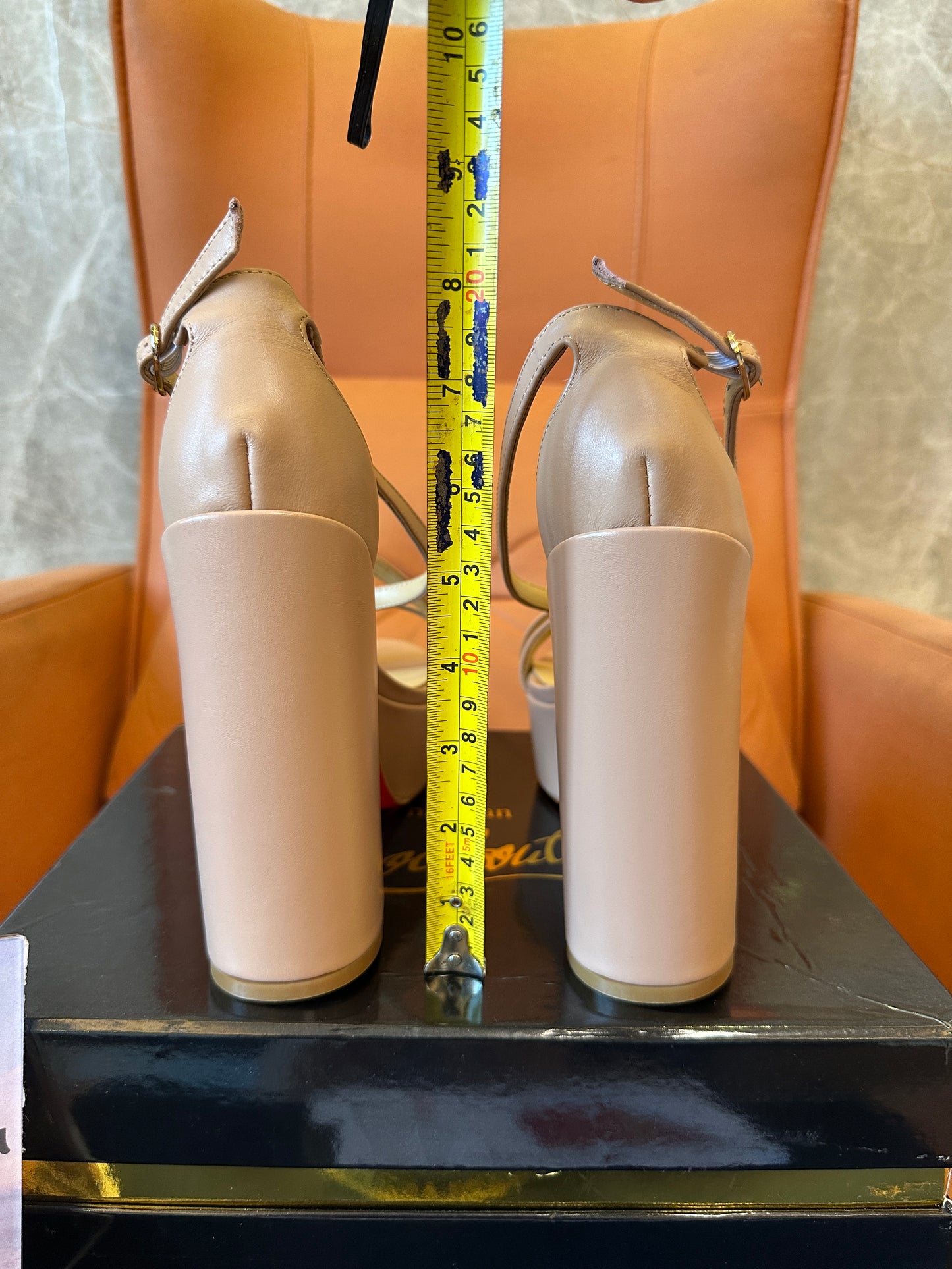 Sandálias Christian Louboutin Nude de Plataforma com Sola Vermelha