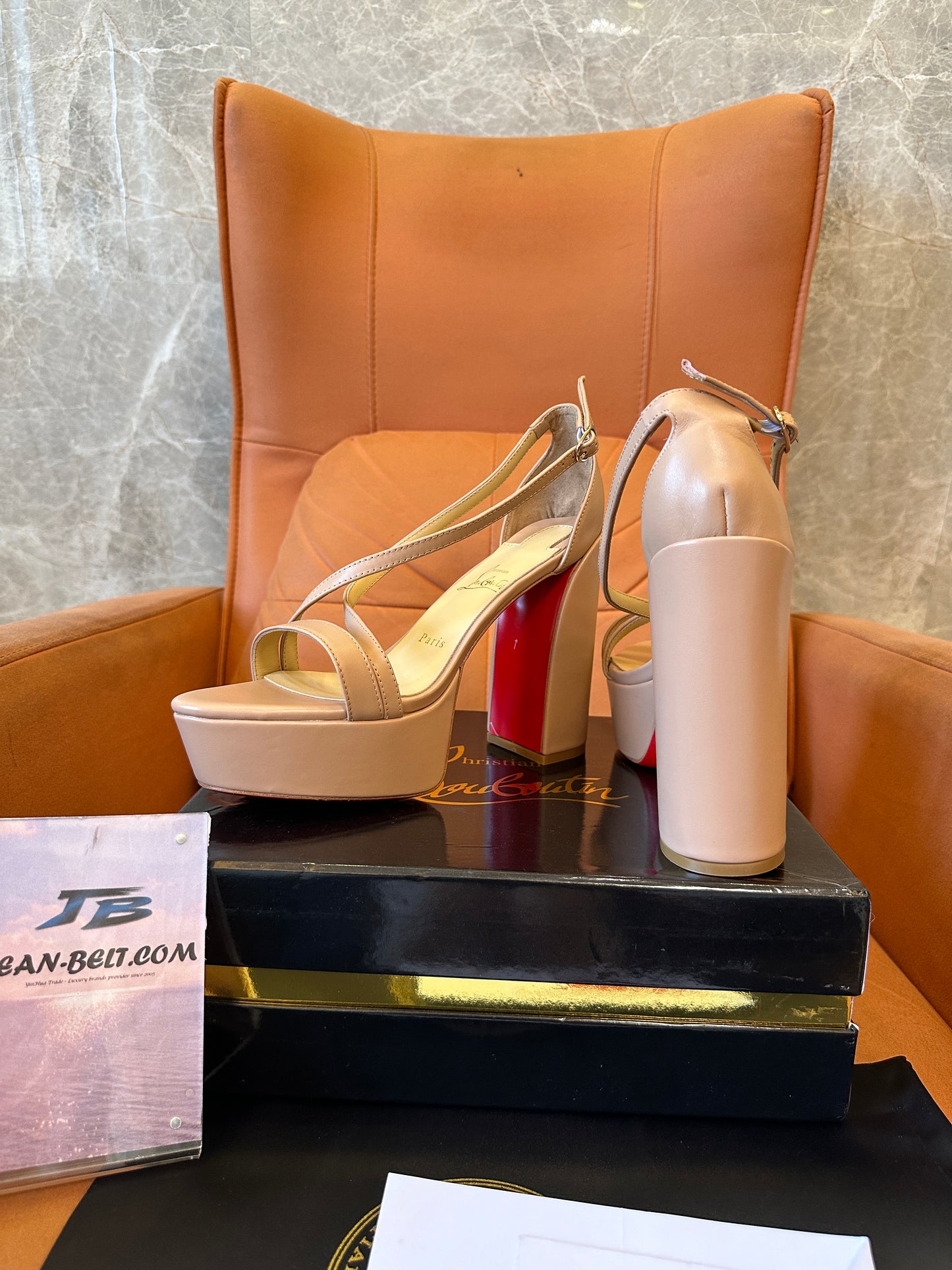 Sandálias Christian Louboutin Nude de Plataforma com Sola Vermelha