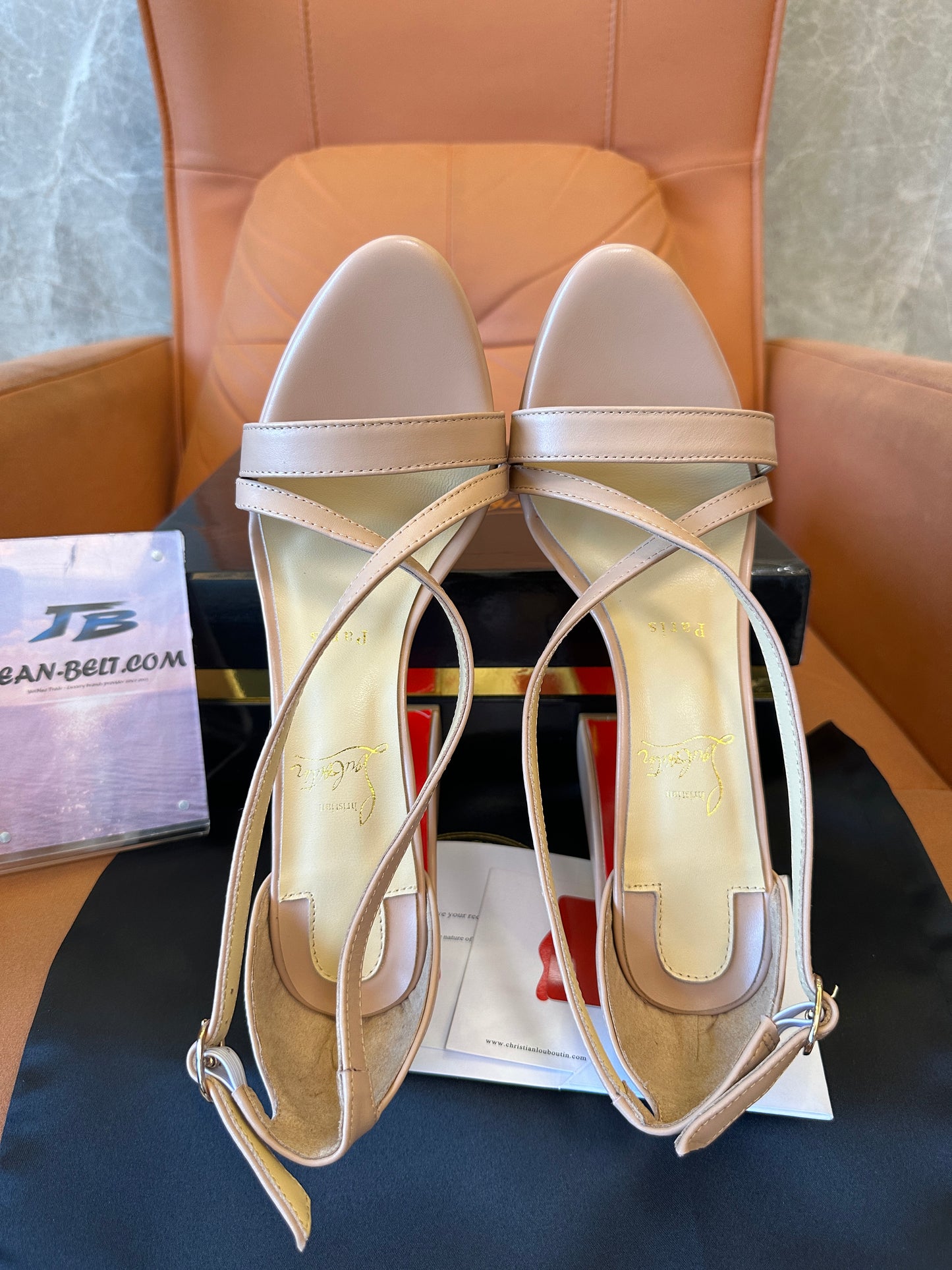 Sandálias Christian Louboutin Nude de Plataforma com Sola Vermelha