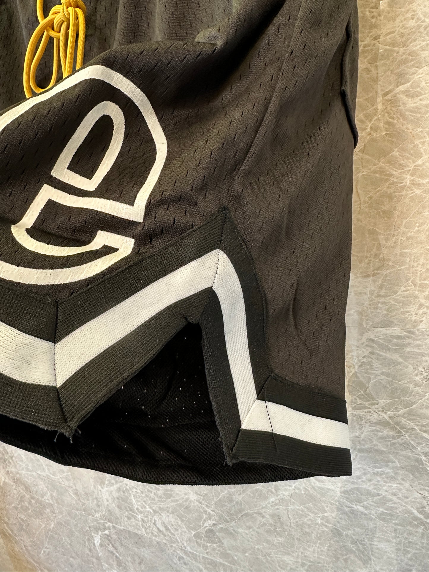 Calções Rhude Logo Mesh – Preto e Vermelho