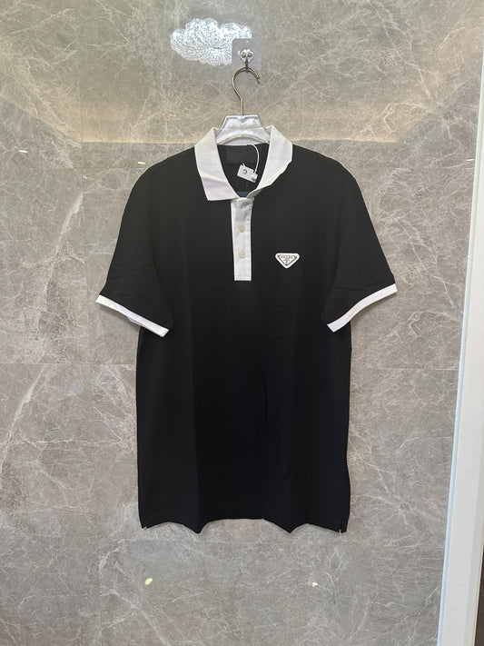 Polo Prada em Algodão Preto com Colarinho de Contraste Branco