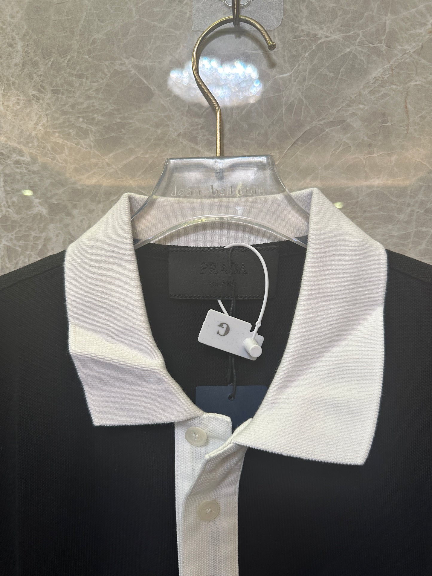 Polo Prada em Algodão Preto com Colarinho de Contraste Branco