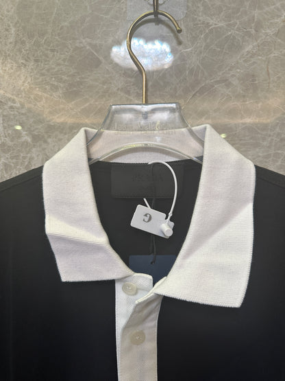 Polo Prada em Algodão Preto com Colarinho de Contraste Branco