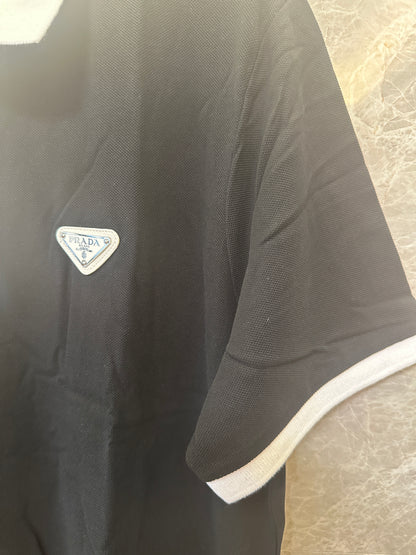 Polo Prada em Algodão Preto com Colarinho de Contraste Branco