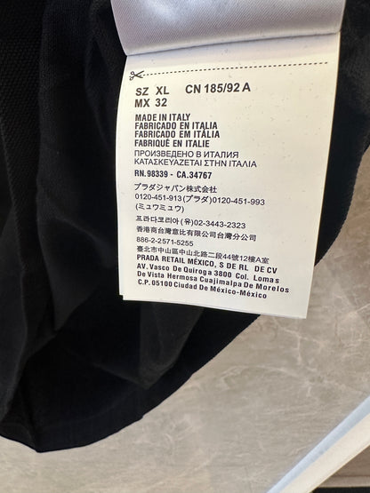 Polo Prada em Algodão Preto com Colarinho de Contraste Branco