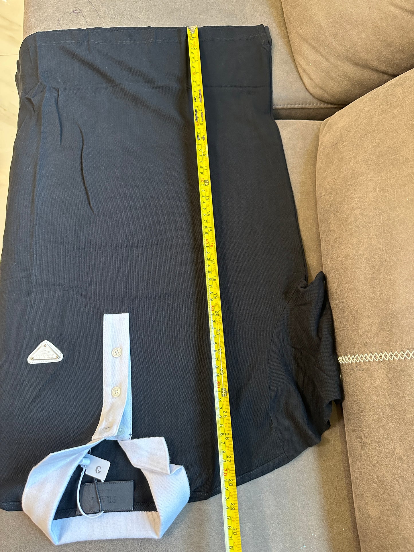 Polo Prada em Algodão Preto com Colarinho de Contraste Branco