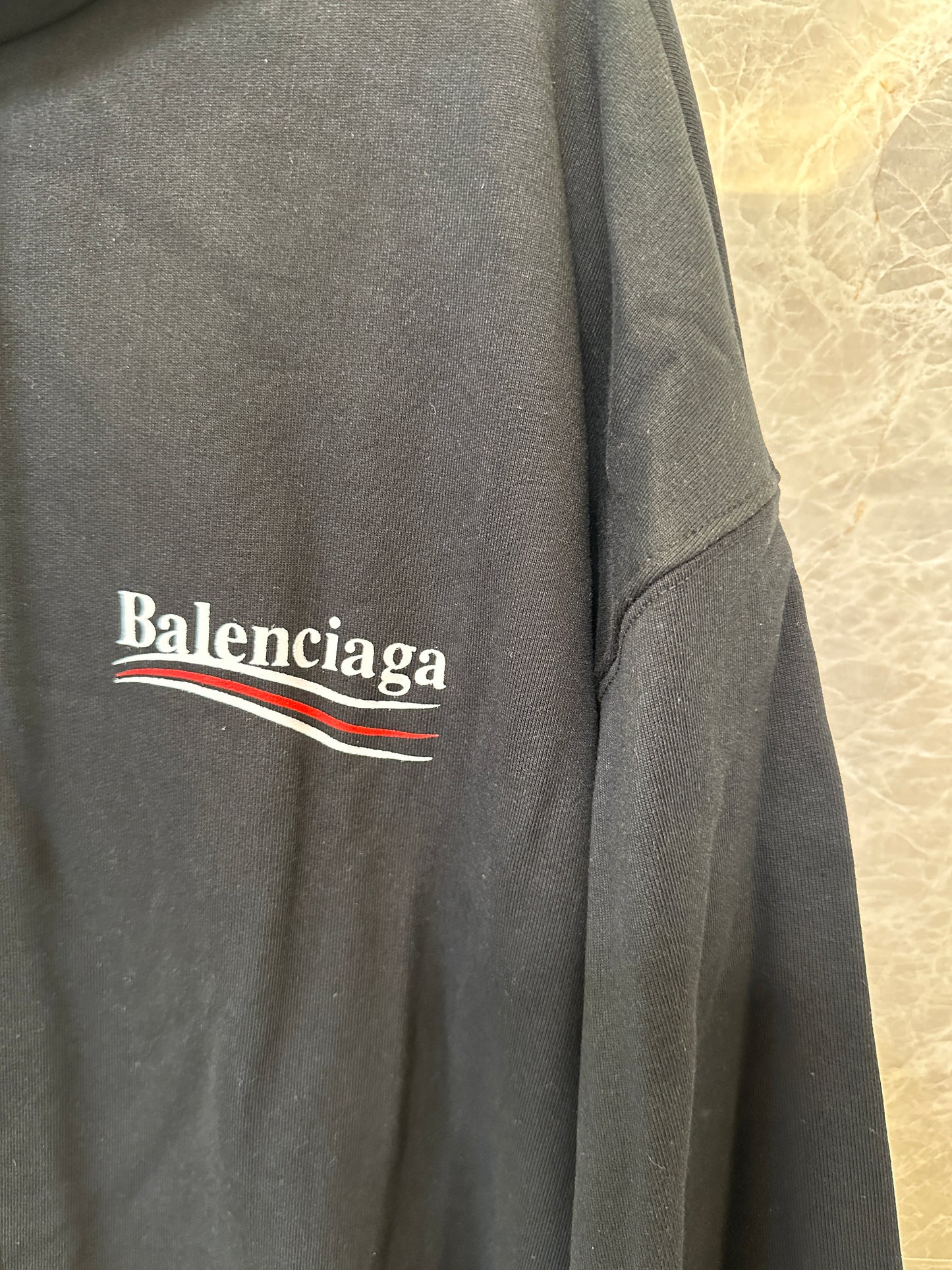 Balenciaga Hoodie Preto com Logótipo Político