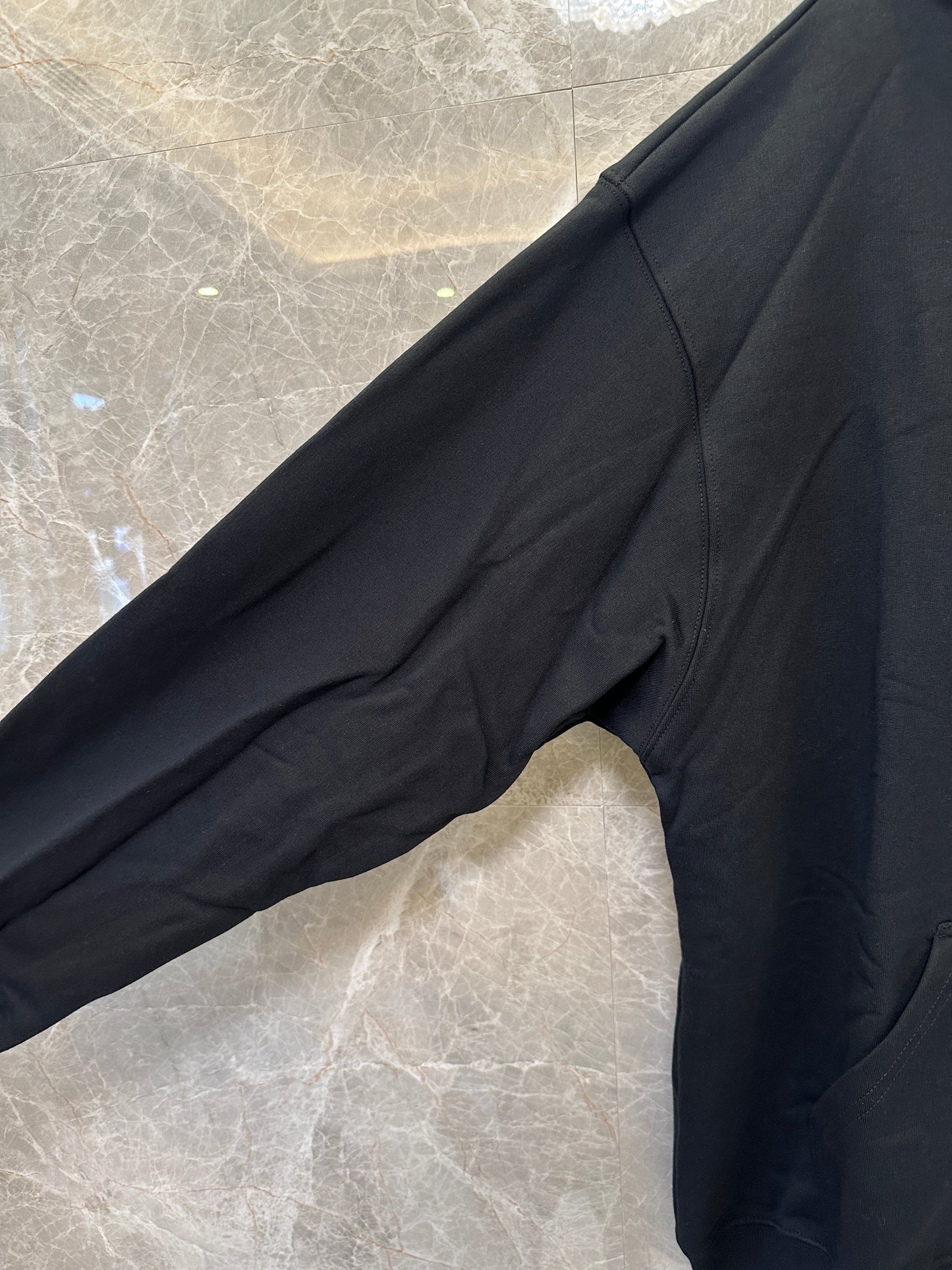Balenciaga Hoodie Preto com Logótipo Político