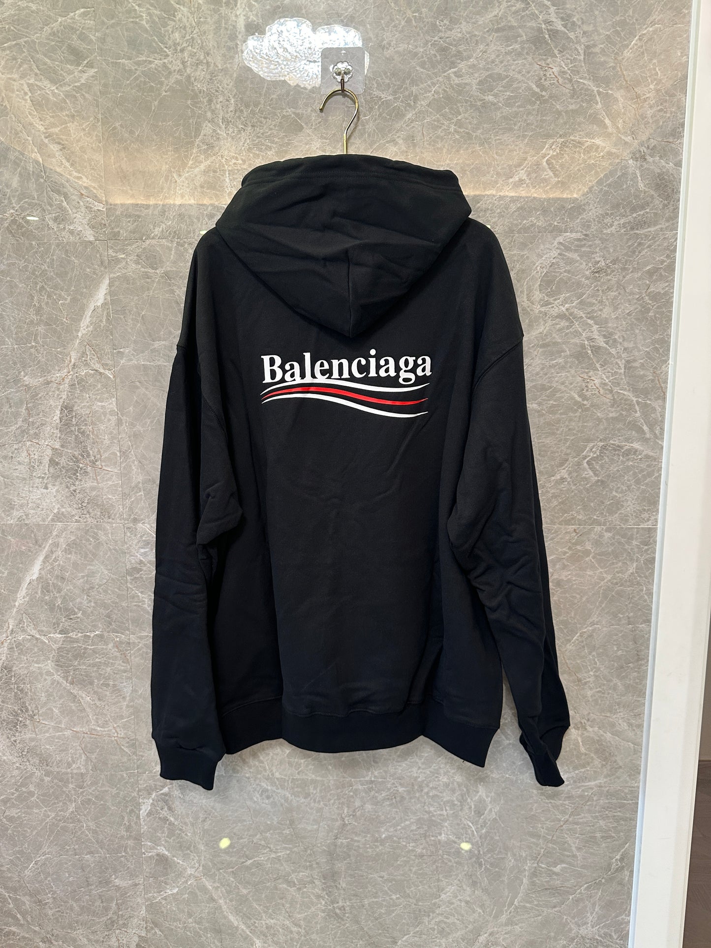 Balenciaga Hoodie Preto com Logótipo Político