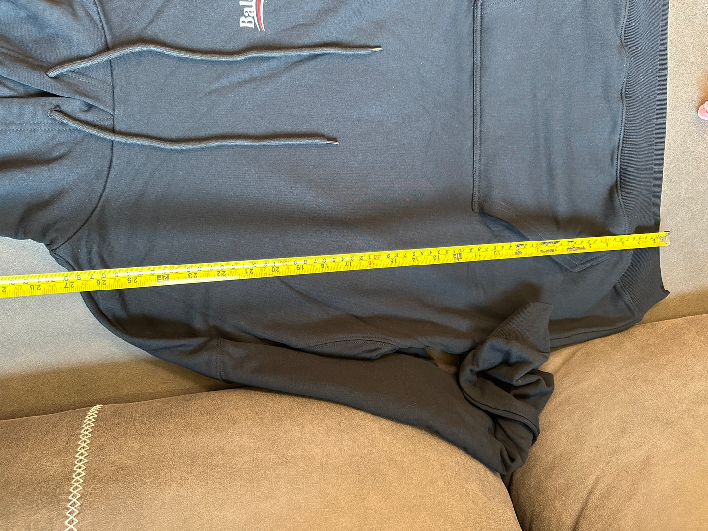 Balenciaga Hoodie Preto com Logótipo Político