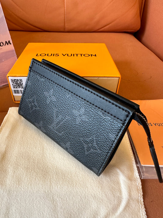 Porta-chaves Louis Vuitton Monogram Eclipse Canvas com Corrente
