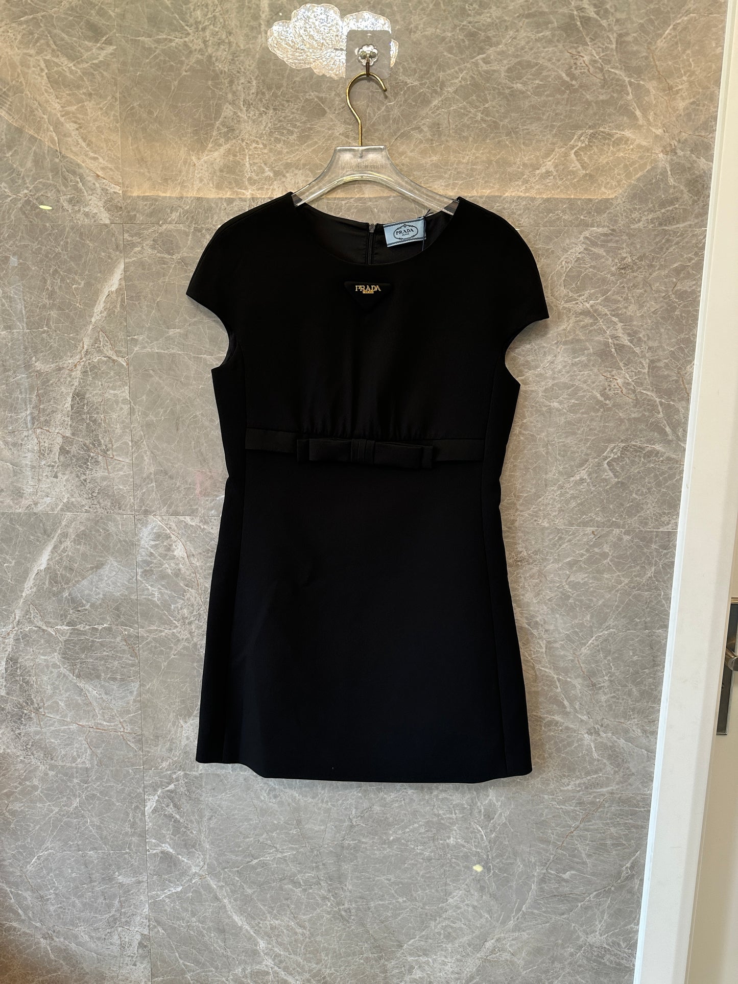 Vestido Mini Prada Preto de Manga Curta com Detalhe de Laço e Placa com Logótipo