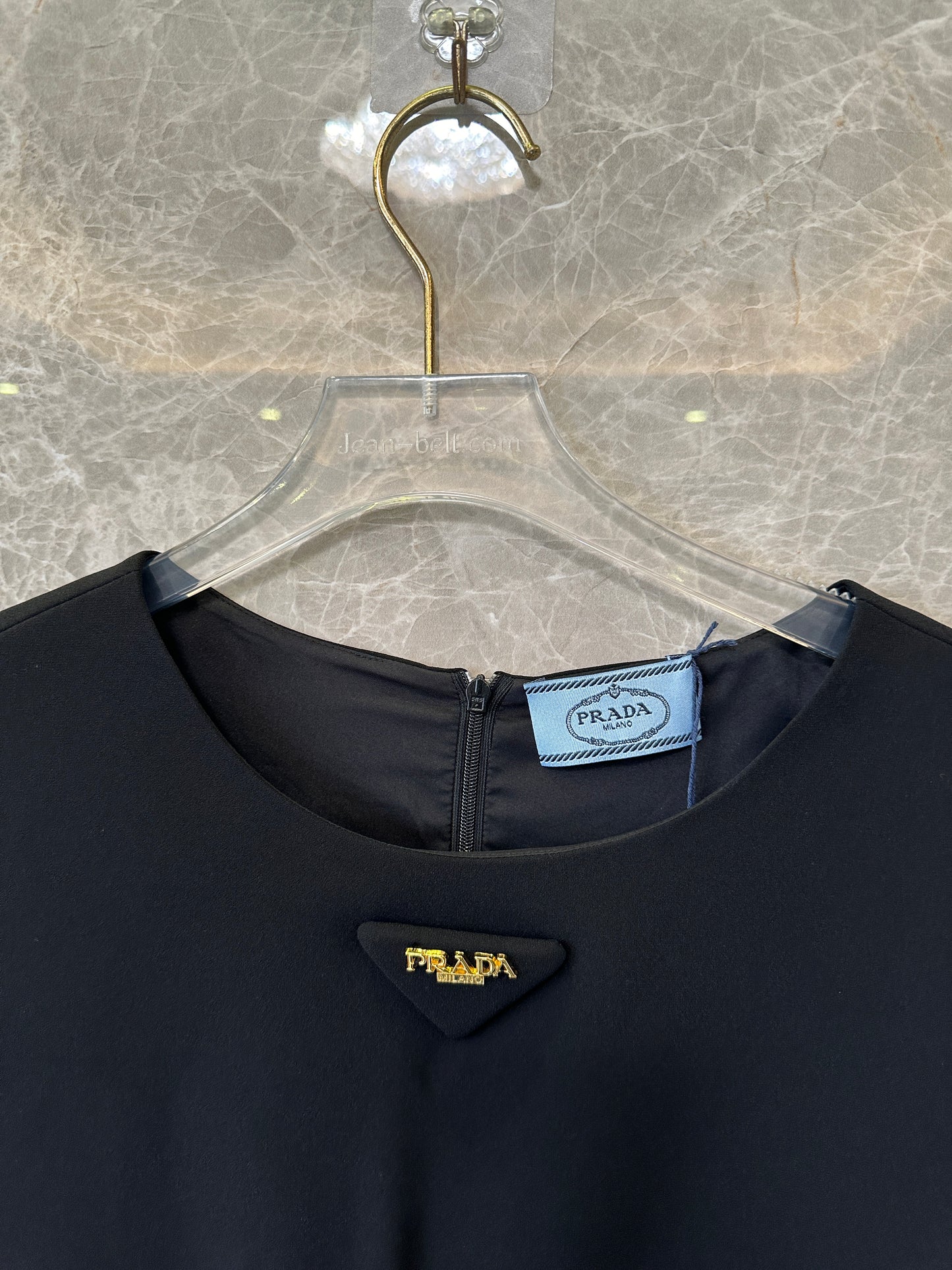 Vestido Mini Prada Preto de Manga Curta com Detalhe de Laço e Placa com Logótipo