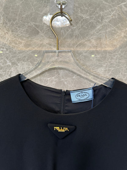 Vestido Mini Prada Preto de Manga Curta com Detalhe de Laço e Placa com Logótipo