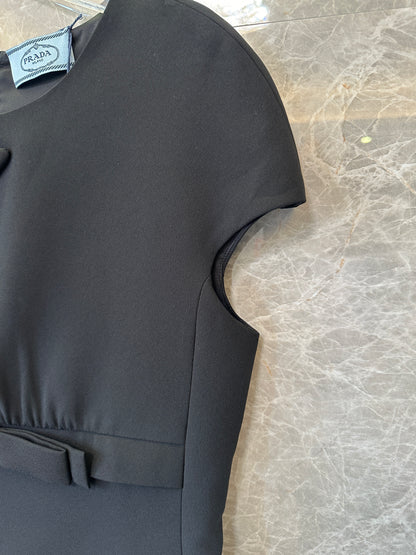 Vestido Mini Prada Preto de Manga Curta com Detalhe de Laço e Placa com Logótipo