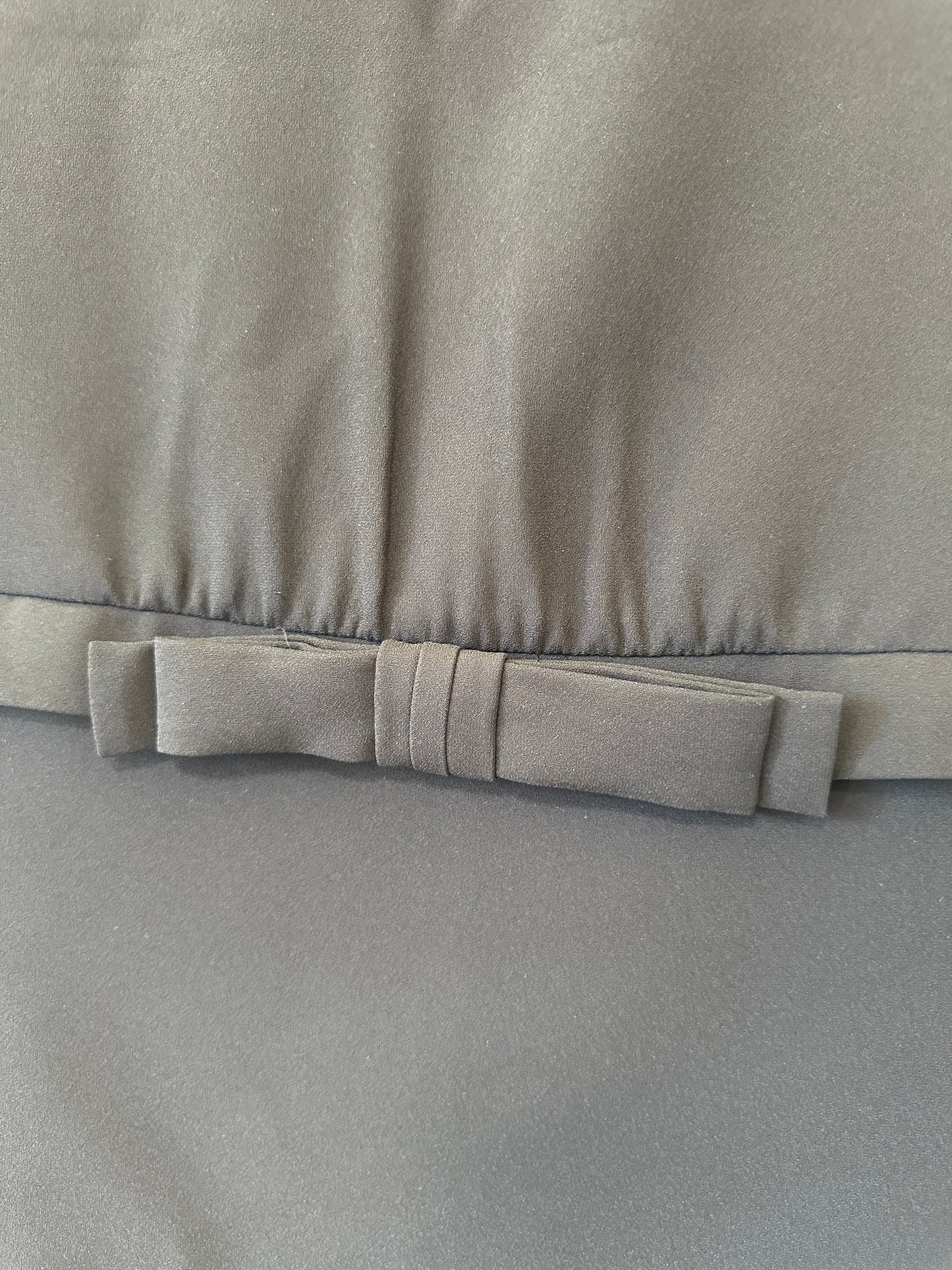 Vestido Mini Prada Preto de Manga Curta com Detalhe de Laço e Placa com Logótipo