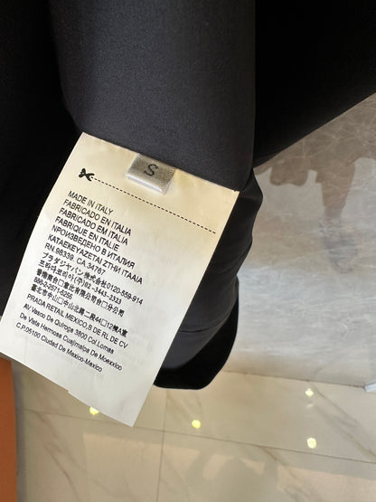 Vestido Mini Prada Preto de Manga Curta com Detalhe de Laço e Placa com Logótipo
