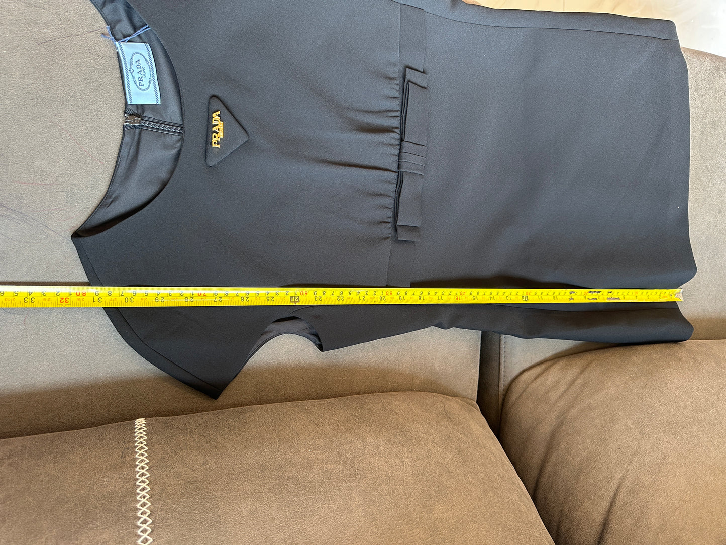 Vestido Mini Prada Preto de Manga Curta com Detalhe de Laço e Placa com Logótipo