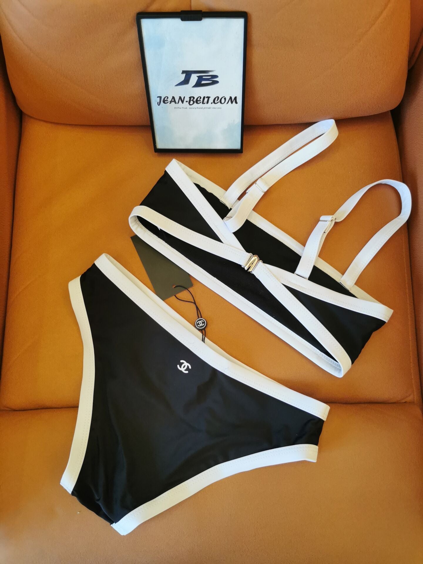 Conjunto de Biquíni Chanel Preto com Acabamento Branco