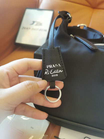 Bolsa de ombro Prada Nylon Re-Edition 2005 preta