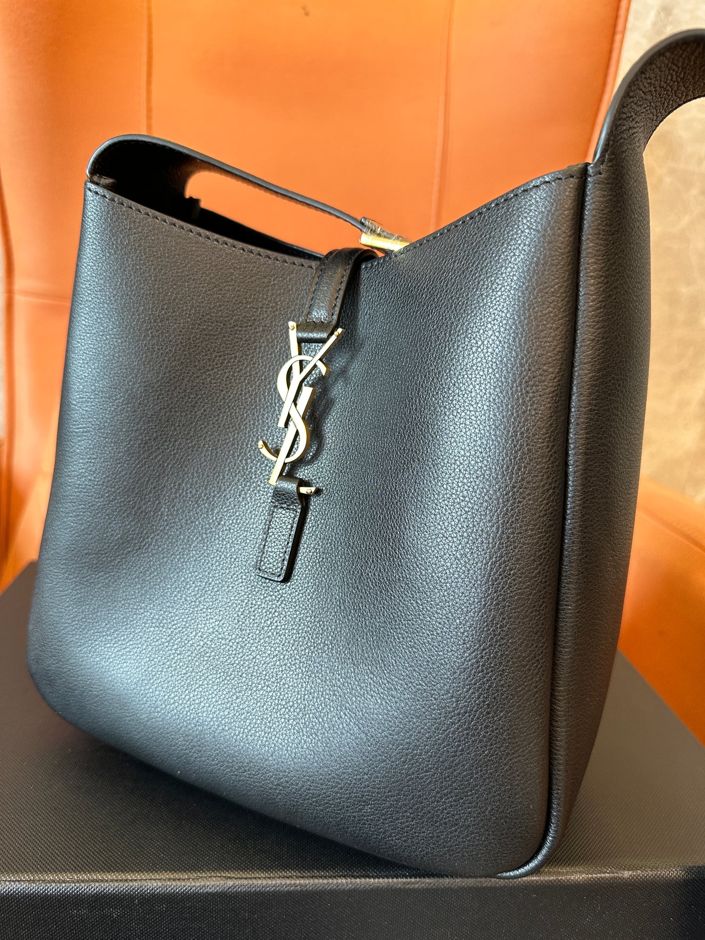 Mala Hobo Le 5 à 7 Supple Saint Laurent em Pele de Grão Preta