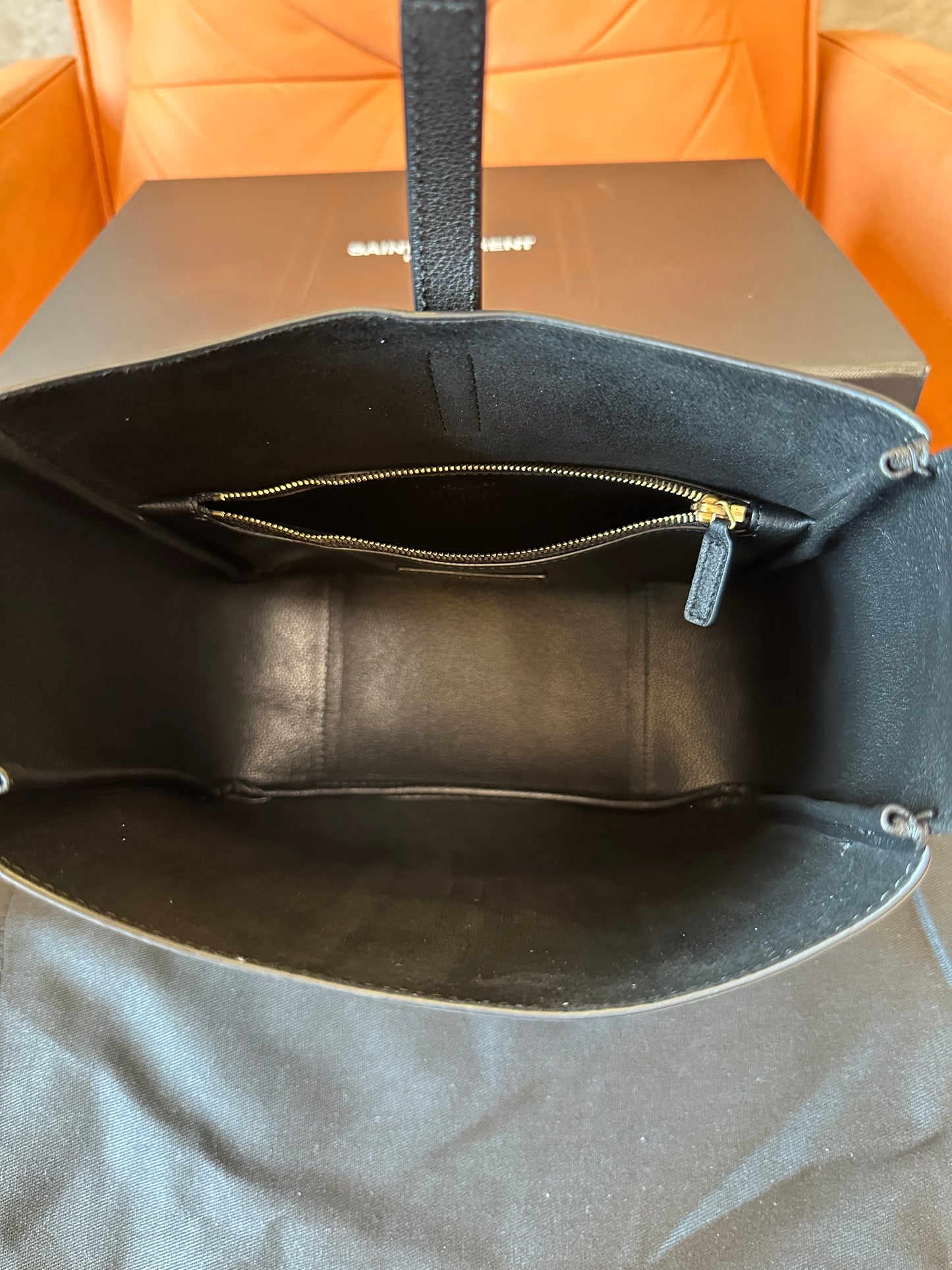 Mala Hobo Le 5 à 7 Supple Saint Laurent em Pele de Grão Preta