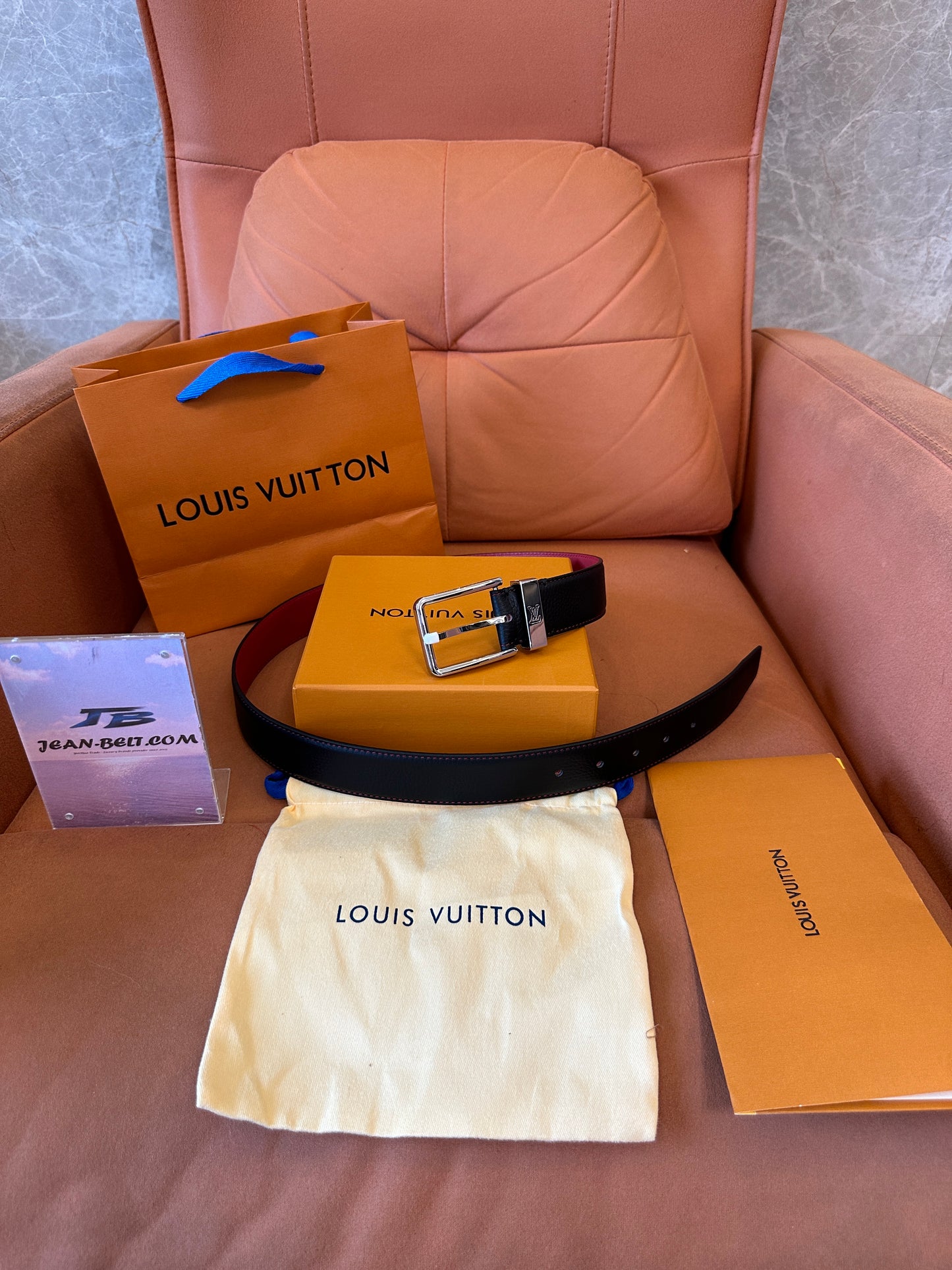 Cinto Reversível Louis Vuitton com Fivela Prateada
