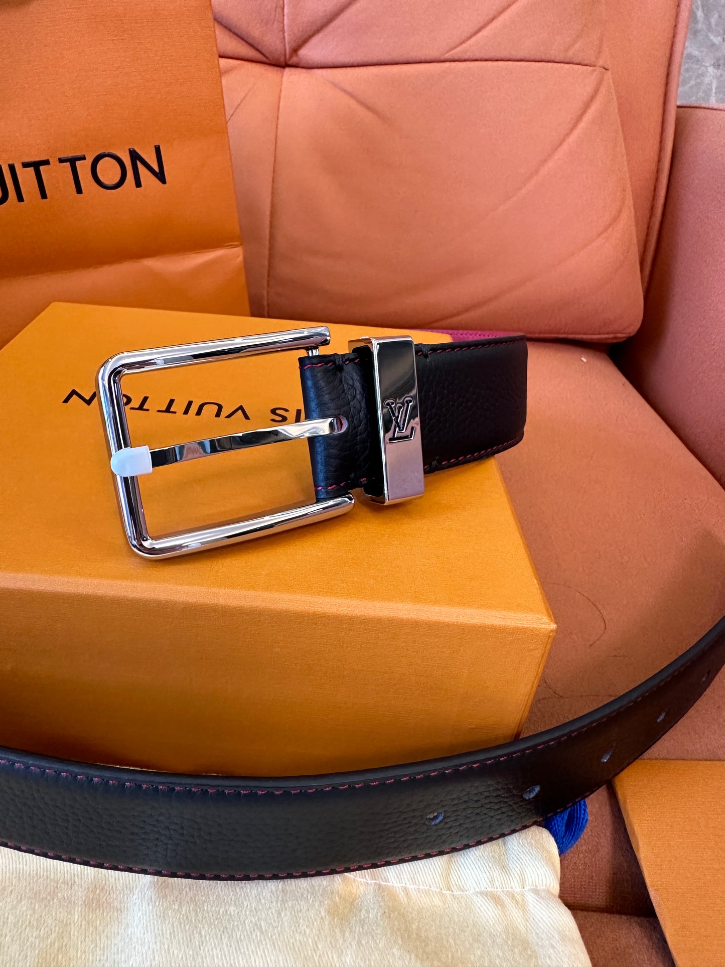Cinto Reversível Louis Vuitton com Fivela Prateada