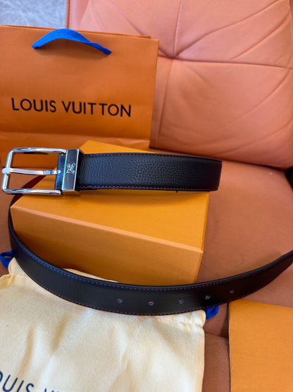 Cinto Reversível Louis Vuitton com Fivela Prateada