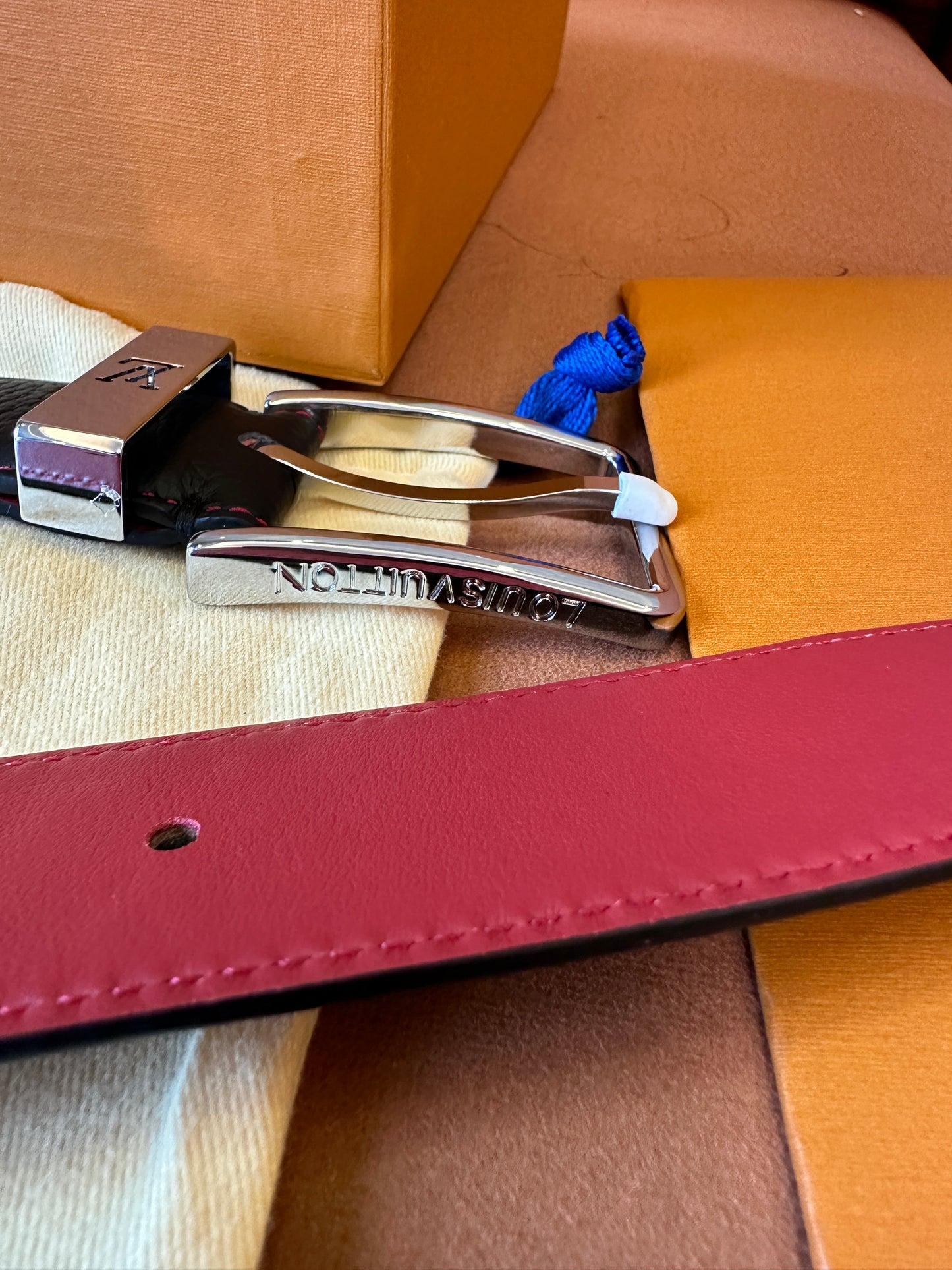 Cinto Reversível Louis Vuitton com Fivela Prateada