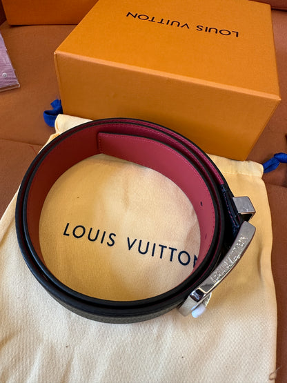 Cinto Reversível Louis Vuitton com Fivela Prateada