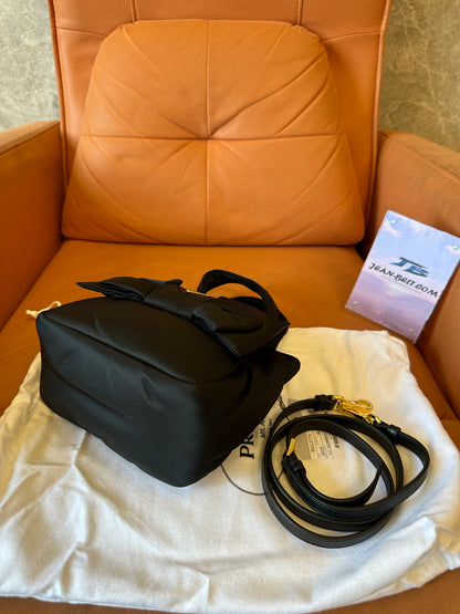 Mala Mini Prada em Nylon Preto com Laço