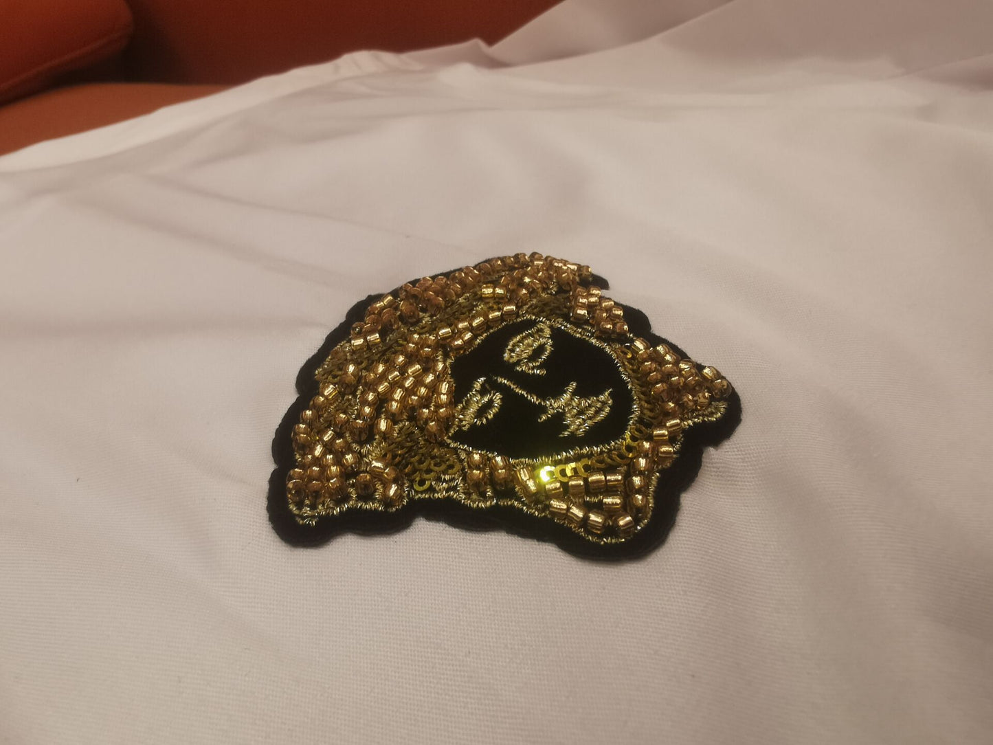 Camisa de vestir blanca de Versace con parche de Medusa bordado y ribete de clave griega