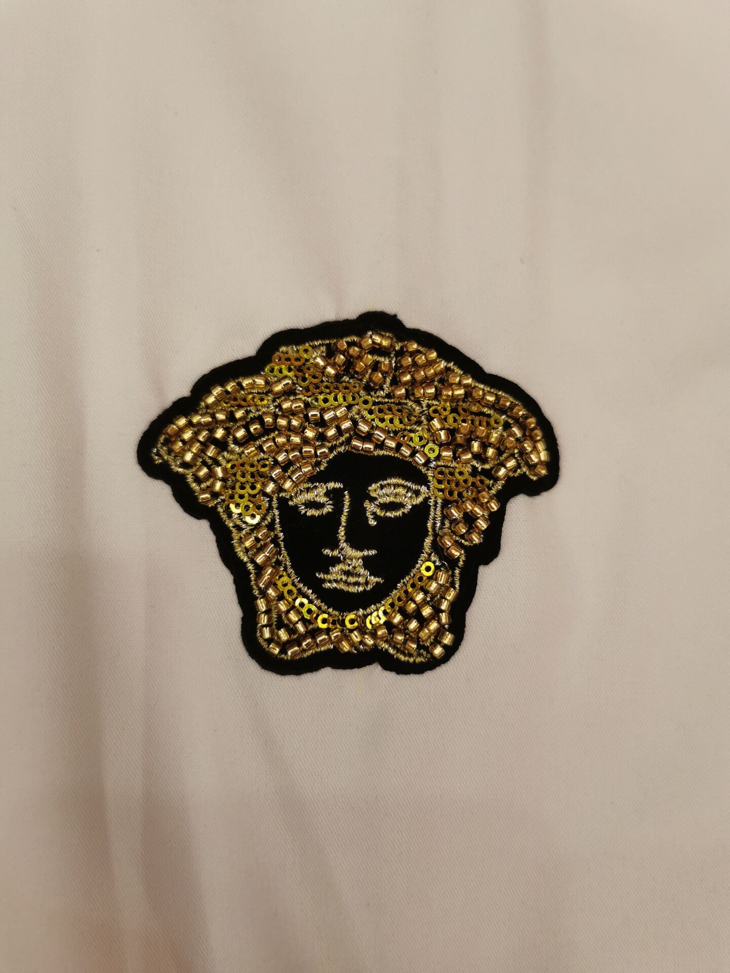 Camisa de vestir blanca de Versace con parche de Medusa bordado y ribete de clave griega