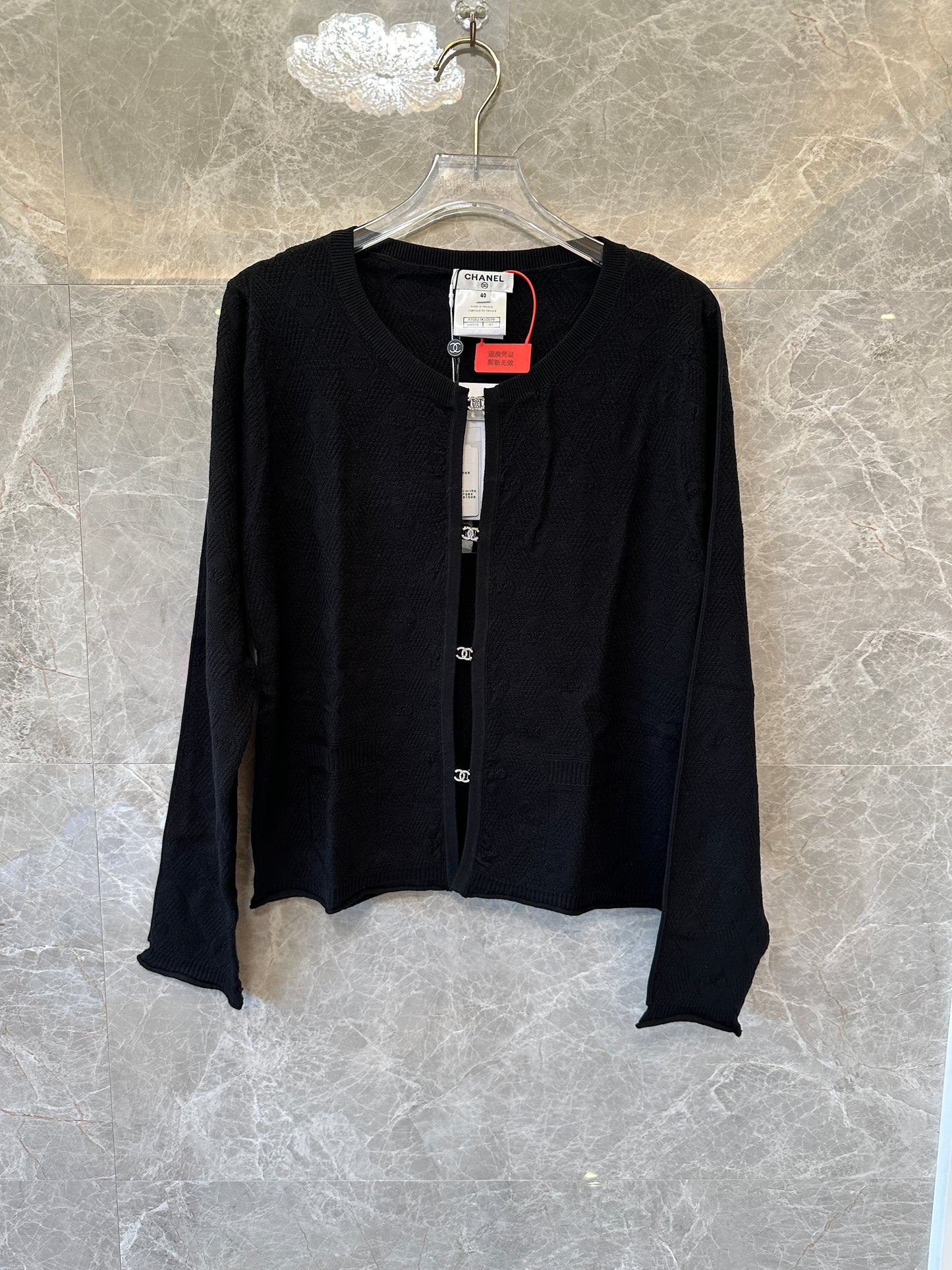 Cardigan Chanel em malha texturizada preta com botões logótipo CC