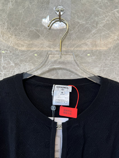 Cardigan Chanel em malha texturizada preta com botões logótipo CC
