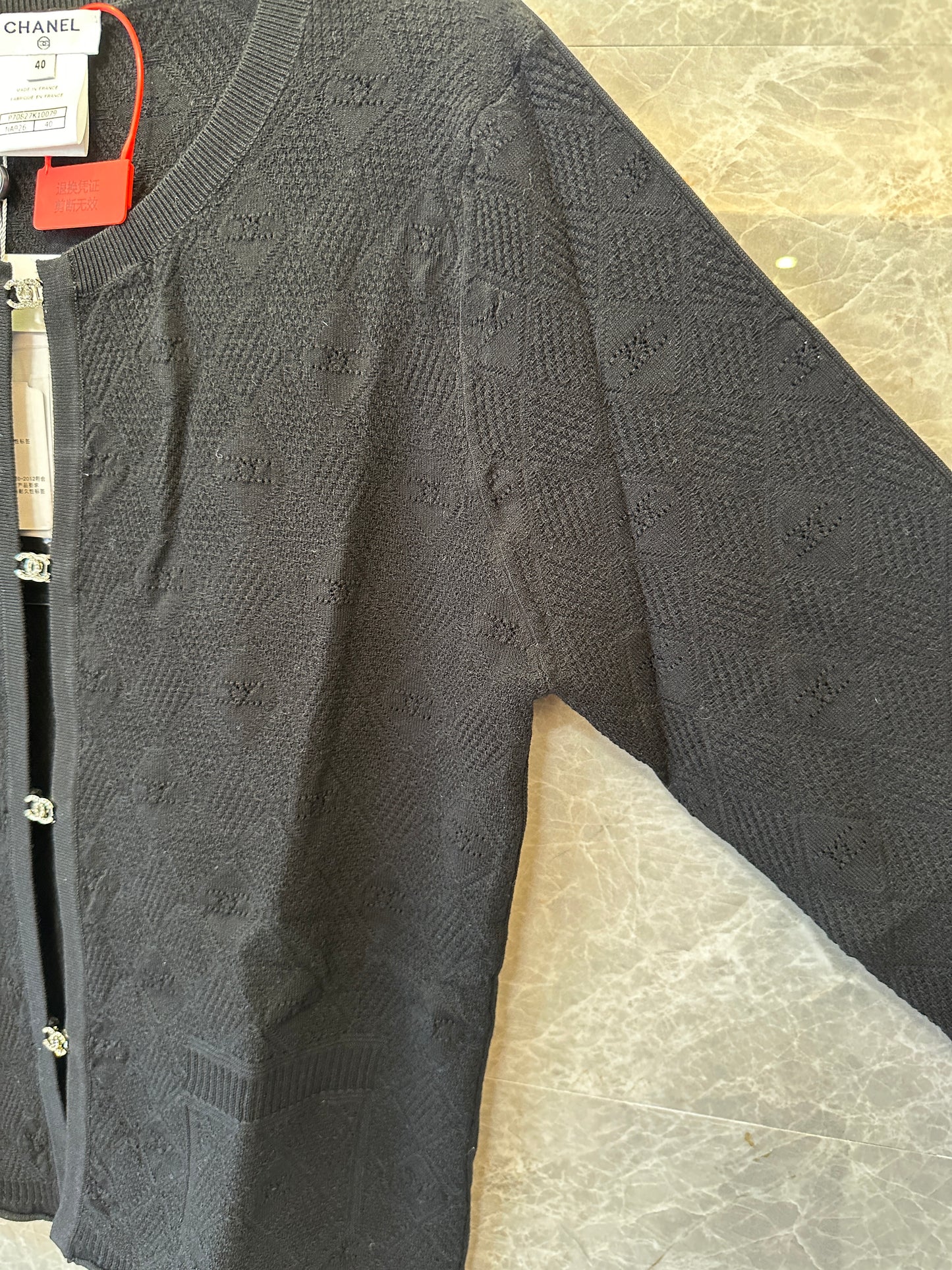 Cardigan Chanel em malha texturizada preta com botões logótipo CC
